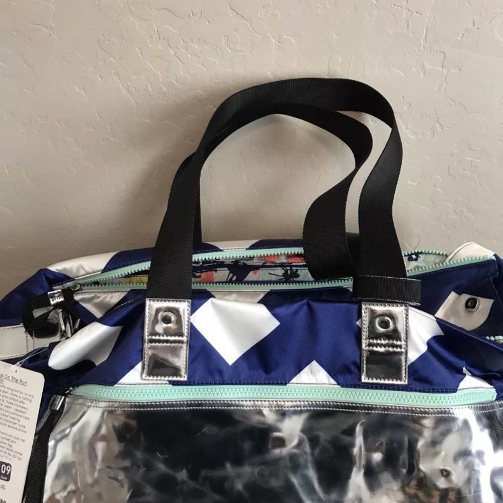 NWT SEAWHEEZE LULULEMON YOGA ON THE RUN DUFFEL - Picture 3 of 8